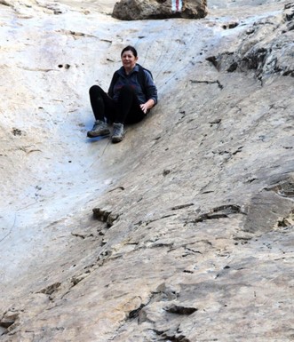 מגלשת סלע בנחל המערה. צילום: יעקב שקולניק