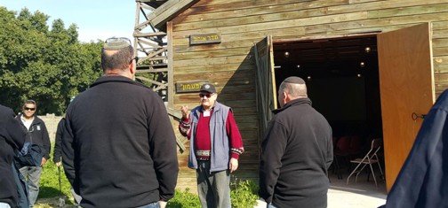 מאיר מינדל מדריך באתר חומה ומגדל. צילום: טלילה ליבשיץ