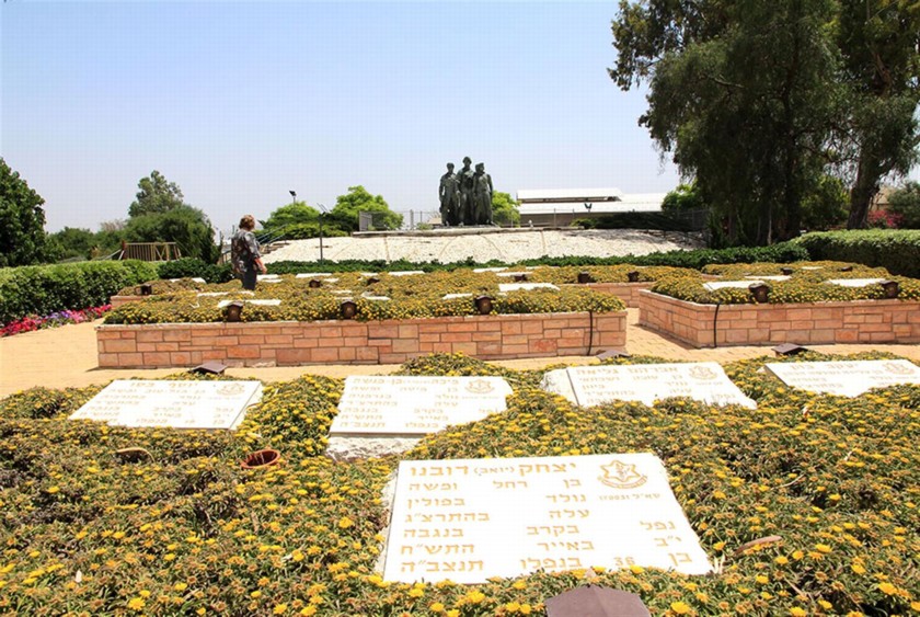 בית הקברות לנופלי תש"ח, בכניסה לקיבוץ נגבה. צילום: יעקב שקולניק
