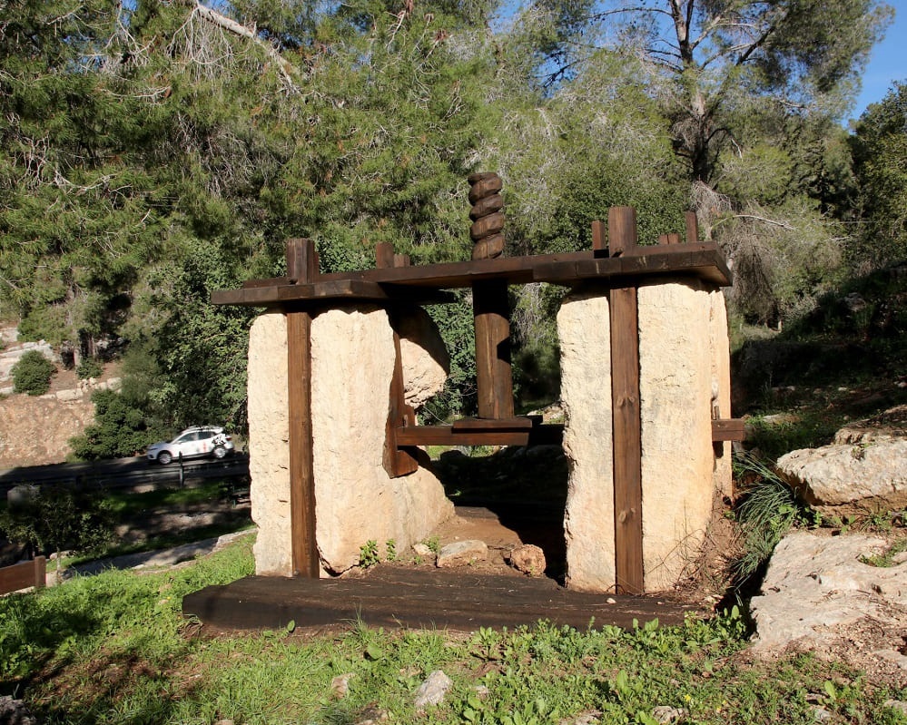 שחזור חלק מבית בד בקצה התחתון של המסלול. צילום: יעקב שקולניק, ארכיון הצילומים של קק"ל