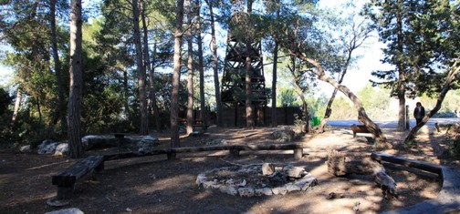 ספסל קבוצתי בחניון חומה ומגדל. צילום: יעקב שקולניק