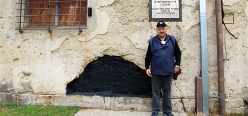 מאיר מינדל, ההיסטוריון של נגבה, ליד הפרצה במצודת יואב. צילום: יעקב שקולניק