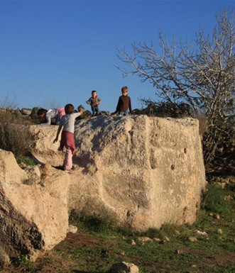 ילדים משתעשעים בפארק איילון-קנדה. צילום: יעקב שקולניק