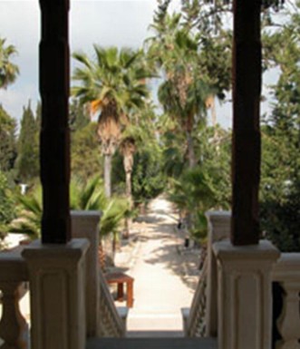 המרפסת בבית הרצל משקיפה על שביל המיצגים. צילום: יעקב שקולניק