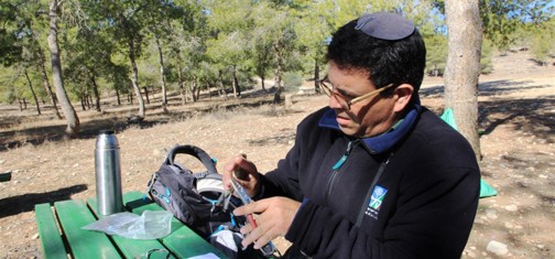 ירון צ"רקה, מנהל כנפי קק"ל, בעת טיבוע ציפור שנלכדה בעין רימון. צילום: יעקב שקולניק