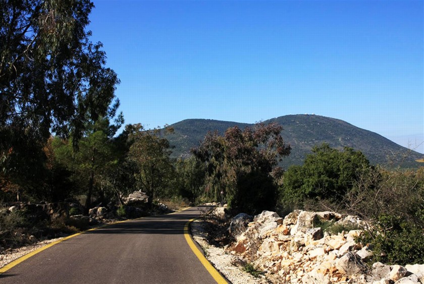 דרך הנוף על רקע הר מירון. צילום: יעקב שקולניק