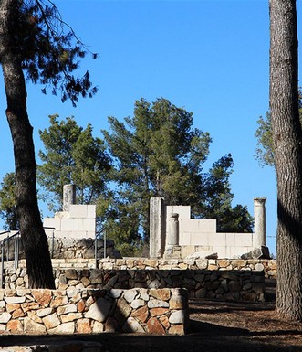 חזית בית הכנסת הקדום נבוריה. צילום: יעקב שקולניק
