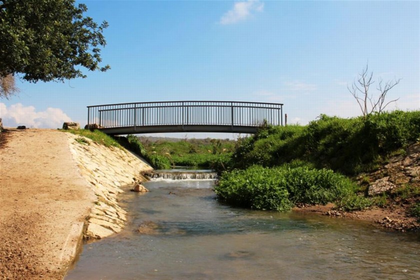 גשרון על נחל ציפורי ליד רחבת החניה של שביל שמשית. צילום: יעקב שקולניק