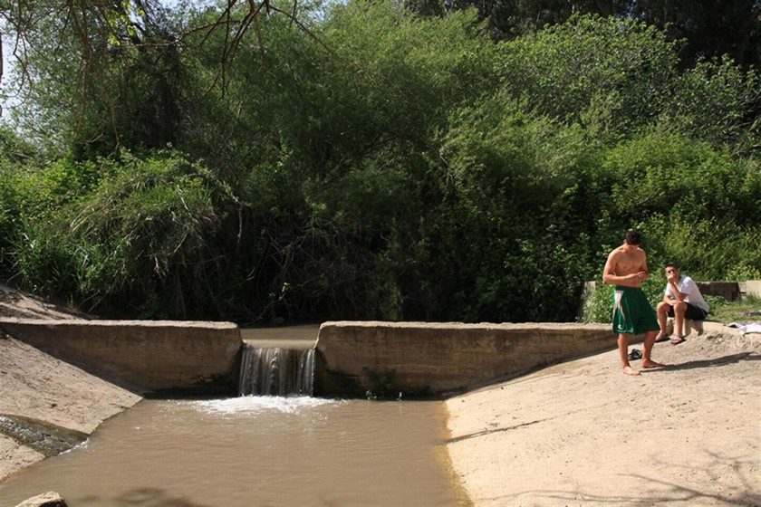 הסכר ליד הגשר ההיסטורי שהוביל מהשרון לגליל. צילום: יעקב שקולניק