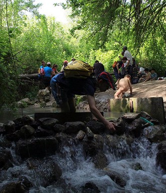 מבלים ליד עינות קיני. צילום: יעקב שקולניק