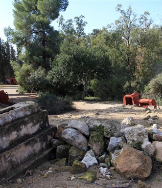 עמדה ערבית בבית הקברות המוסלמי בכברי. מכאן ירו על השיירה. צילום: יעקב שקולניק