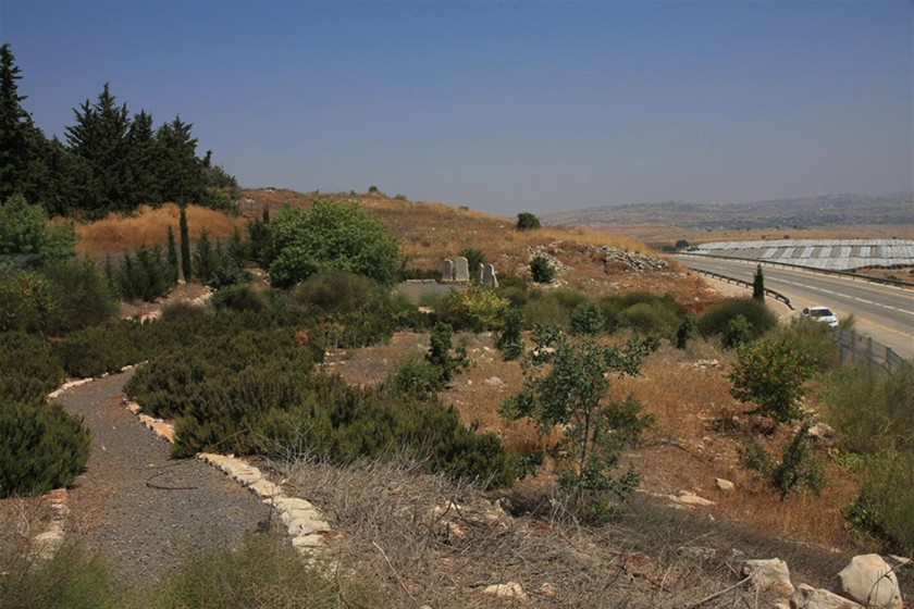 מבט מהגת הקדומה לאתר ההנצחה של התורמים לכביש עוקף מלכיה. צילום: יעקב שקולניק