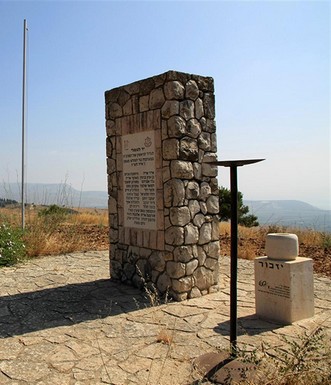 האנדרטה הראשונה של הפלמ"ח בראש גבעת גנדי. צילום: יעקב שקולניק