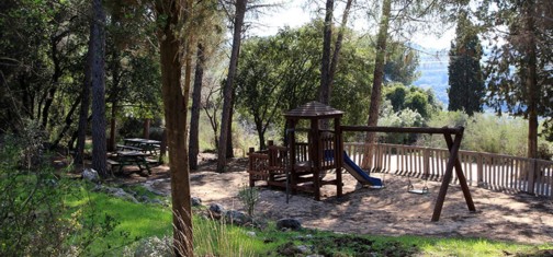 מתקני שעשועים לצד חורבת דנעילה. צילום: יעקב שקולניק