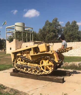 טרקטור די-2 בבית אשל. צילום: אורנית גינת, ארכיון הצילומים של קק"ל