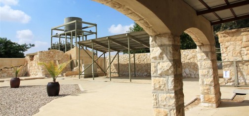 חצר בית אשל. מבט מהטירה. צילום: יעקב שקולניק