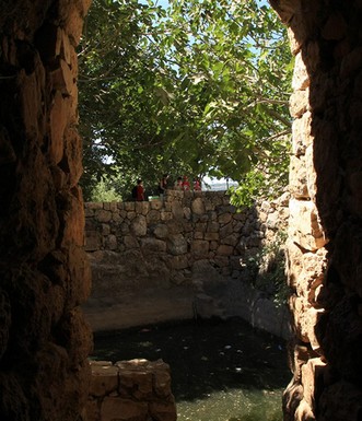 בריכת עין ביכורה, מבט מתוך הניקבה. צילום: יעקב שקולניק