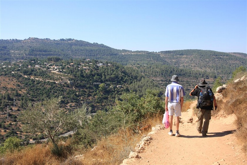 מטיילים בשביל הכפר. צילום: יעקב שקולניק