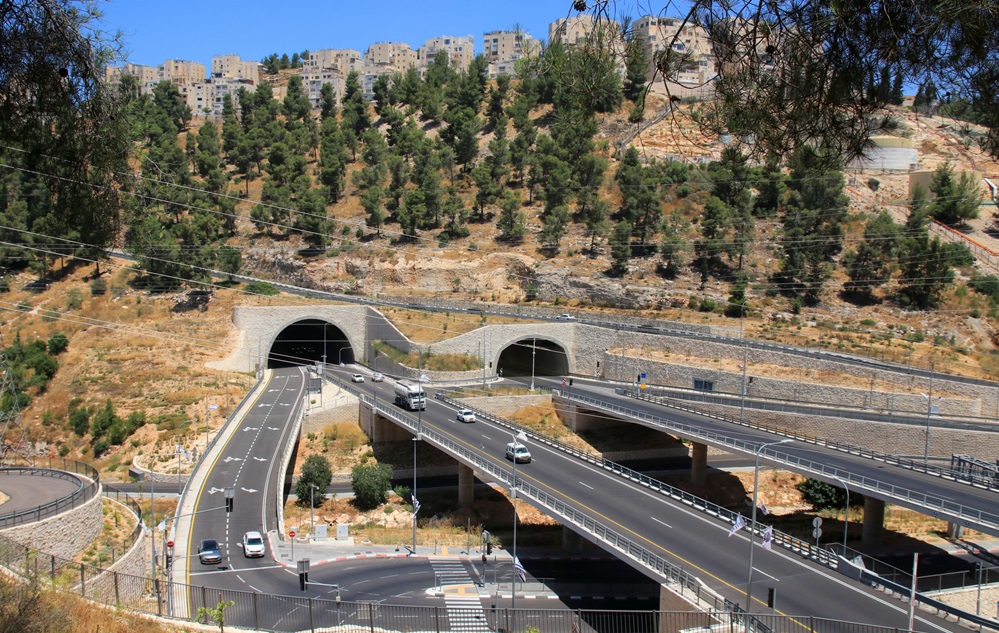 כביש 16 עובר בחלקו במנהרה, מתחת ליער ירושלים. צילום: יעקב שקולניק, ארכיון הצילומים של קק"ל