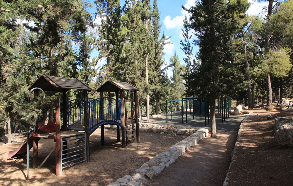 חניון אונטריו. החניון המרכזי ביער ירושלים. צילום: יעקב שקולניק, ארכיון הצילומים של קק"ל