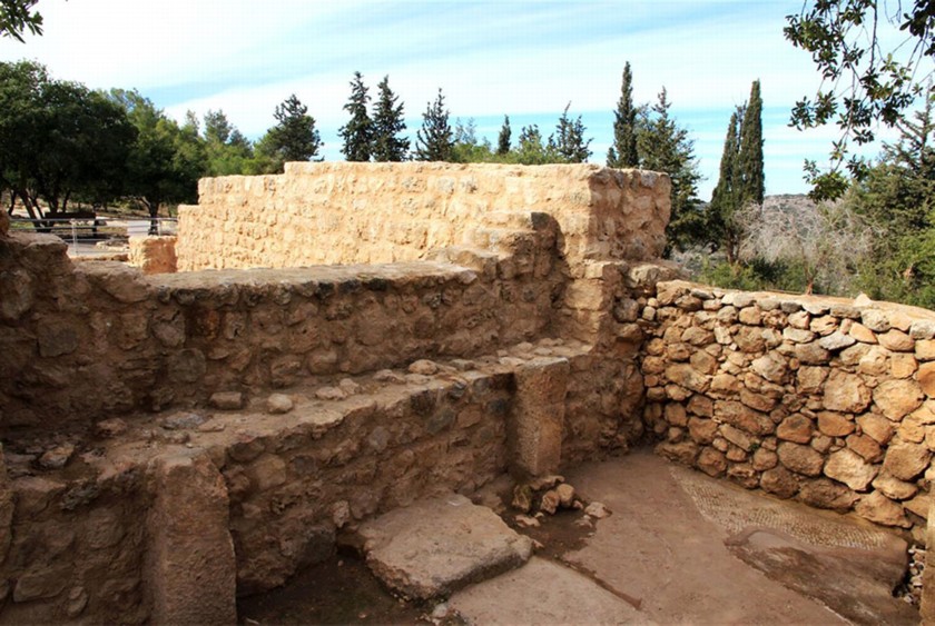שרידי קירות מהתקופה הממלוכית. צילום: יעקב שקולניק