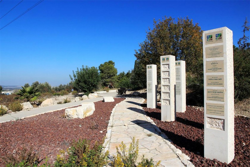 אתר הוקרה לידידי קקל בשבדיה מוצב בתחילת המסלול. צילום: יעקב שקולניק