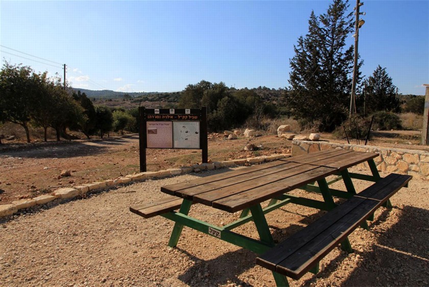 שולחן במבואה לשביל. צילום: יעקב שקולניק