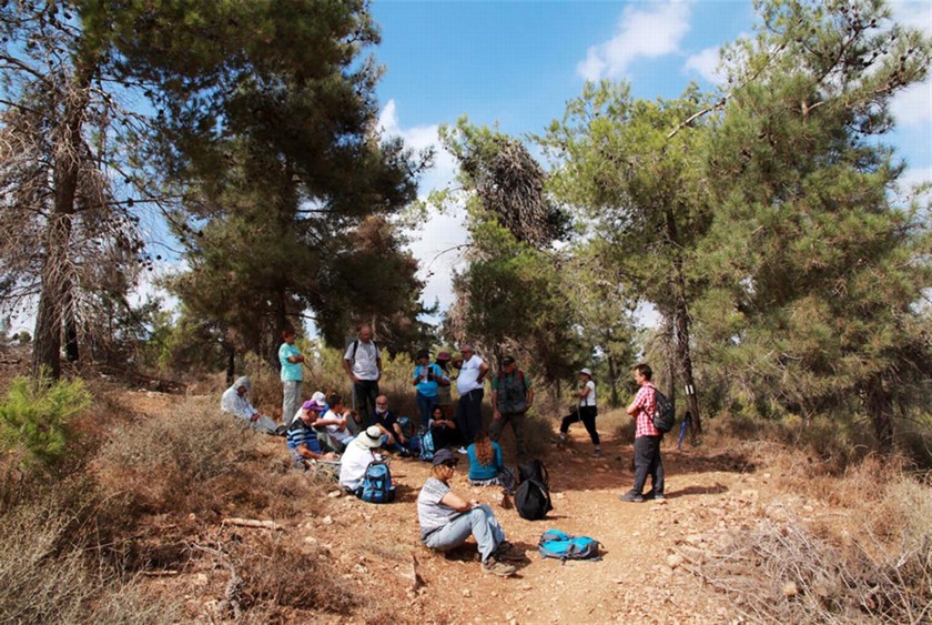 מטיילים בשביל תש"ח. צילום: יעקב שקולניק
