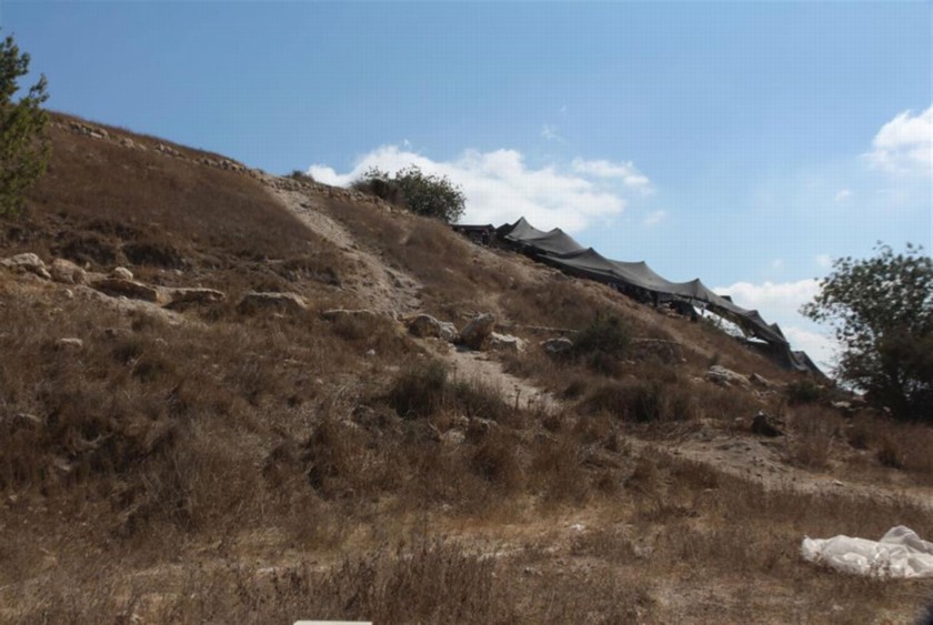 חפירות חומה ברונזה תיכונה בפינה הדרומית-מזרחית. צילום: יעקב שקולניק