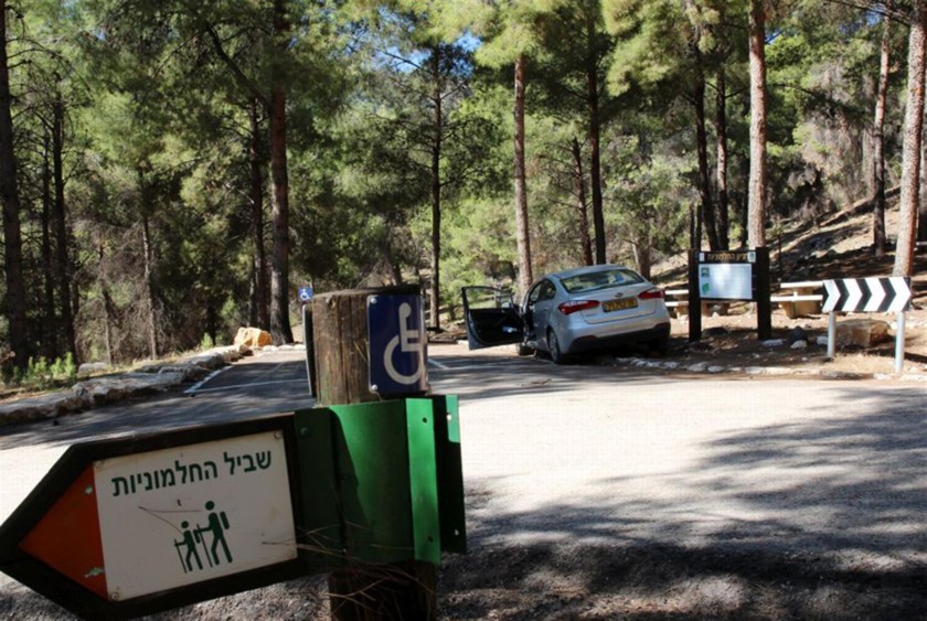 שלט הכוונה לשביל ליד חניון החלמוניות. צילום: יעקב שקולניק