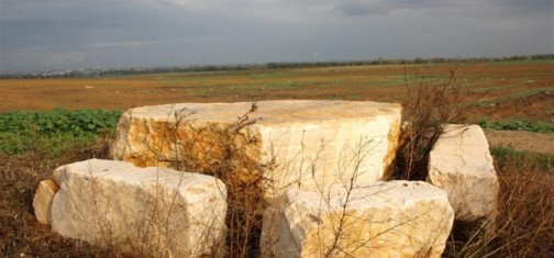 פינת ישיבה מאבן. צילם: יעקב שקולניק