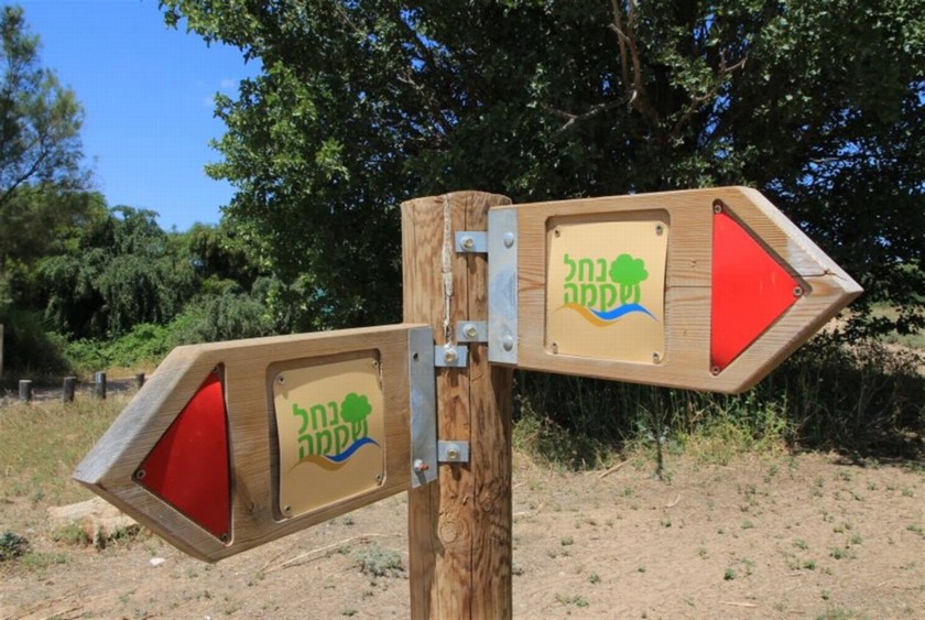 שלטי הכוונה בדרך הנוף. צילם: יעקב שקולניק