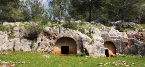 מערות קבורה בחורבת חרמש. צילם: יעקב שקולניק