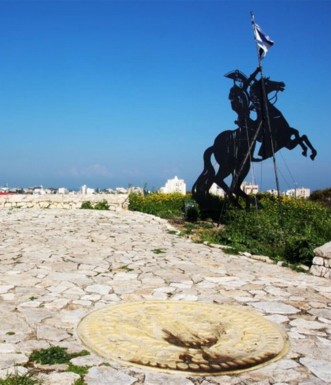 נפוליאון על הסוס בראש תל עכו. צילם: יעקב שקולניק