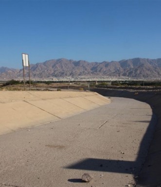 מכונית פרטית חוצה את הערוץ ללא בעיה. צילום: יעקב שקולניק