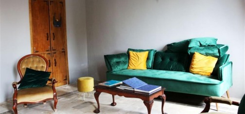 פינת הסבה באחד החדרים הצדדיים. צילום: יעקב שקולניק