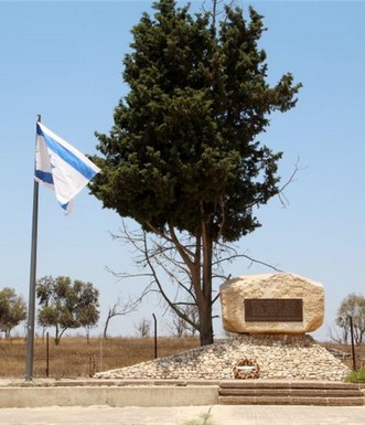 אנדרטה באתר הקבורה הזמני לחללי המלחמות בחזית הדרום. צילם: יעקב שקולניק