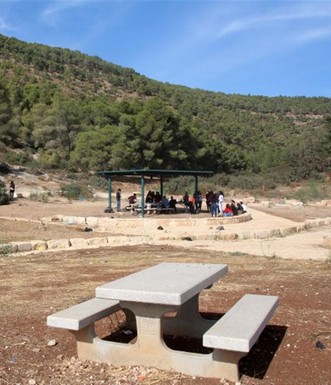 פארק אל-פשארה. שולחנות פיקניק ופרגולות. צילום: יעקב שקולניק