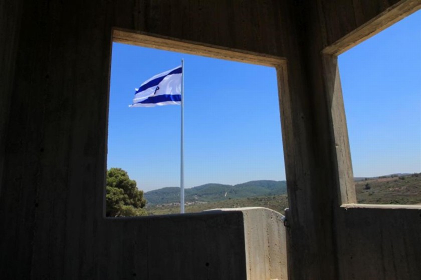 חלון ודגל. צילם: יעקב שקולניק