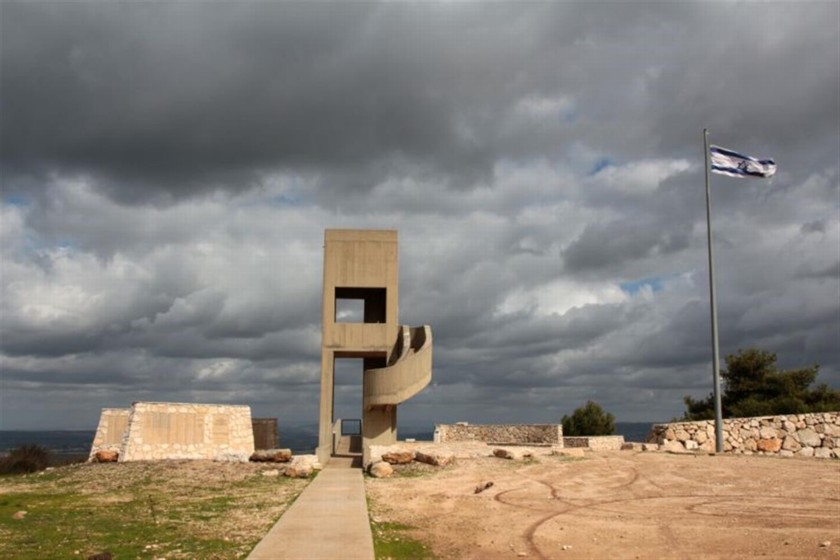 האנדרטה ביום סוער. צילם: יעקב שקולניק
