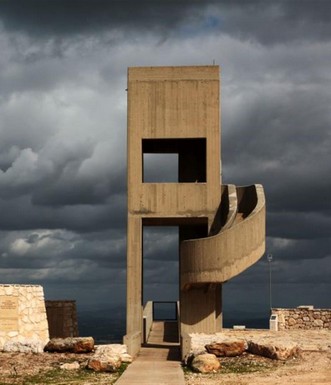 האנדרטה מול חשרת עננים. צילם: יעקב שקולניק