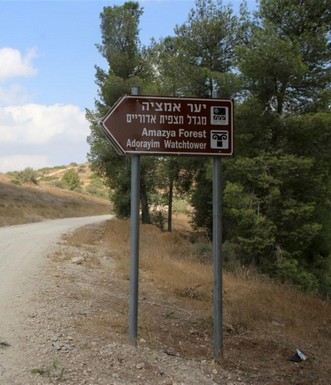 שלט הכוונה למגדל תצפית אדוריים. צילום: יעקב שקולניק