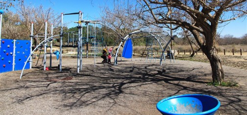 מתקני שעשועים לילדים בפארק ירוחם. צילום: יעקב שקולניק