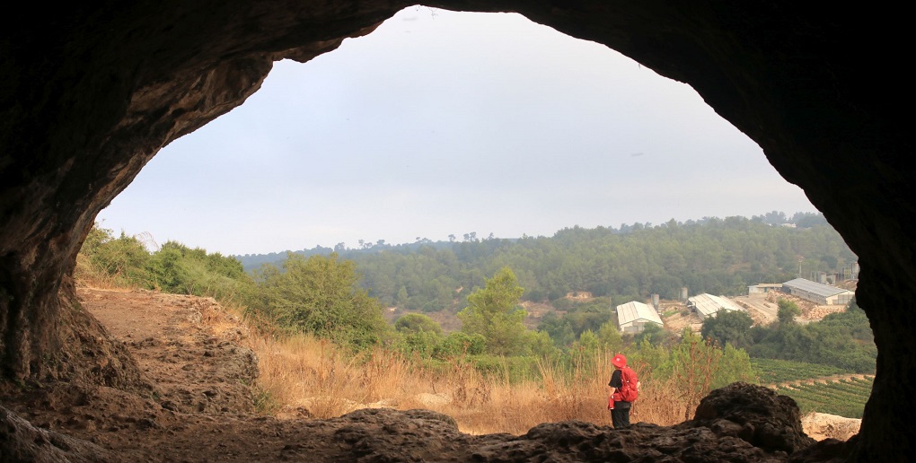 מערה בחורבת בית עטאב - פארק עצמאות ארה"ב. צילום: יעקב שקולניק, ארכיון הצילומים של קק"ל