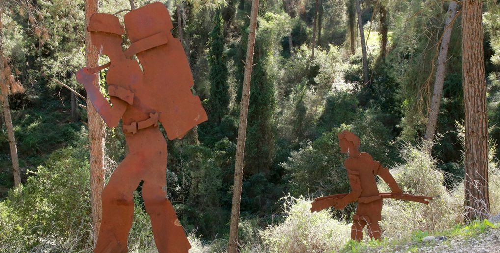 צלליות מתארות את העברת הציוד בסרפנטינה. צילום: יעקב שקולניק, ארכיון הצילומים של קקל