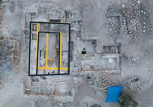 בצהוב: גבולות בית הכנסת הרומי-ביזנטי. בשחור – גבולות בית הכנסת מימי הביניים