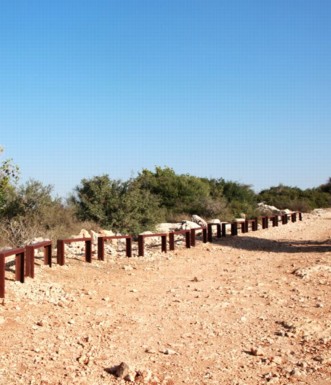 מחסום רכב משאיר את הדרך להולכי רגל בלבד. צילום: יעקב שקולניק