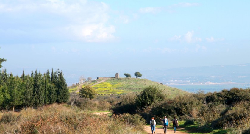 הר הגעש והאנדרטה לחללי משמר העמק. צילום: יעקב שקולניק, ארכיון הצילומים של קקל