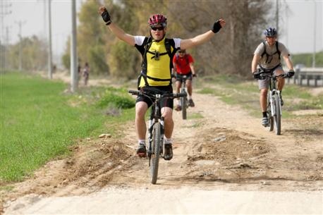 
רוכב אופניים בפארק אופקים. צילום: אנצ'ו גוש.
