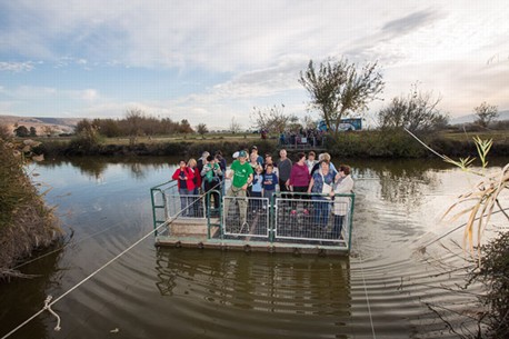 שיט ברפסודה לתחנת הטיבוע. צילום: סוכנות ג'יני, ארכיון הצילומים של קקל